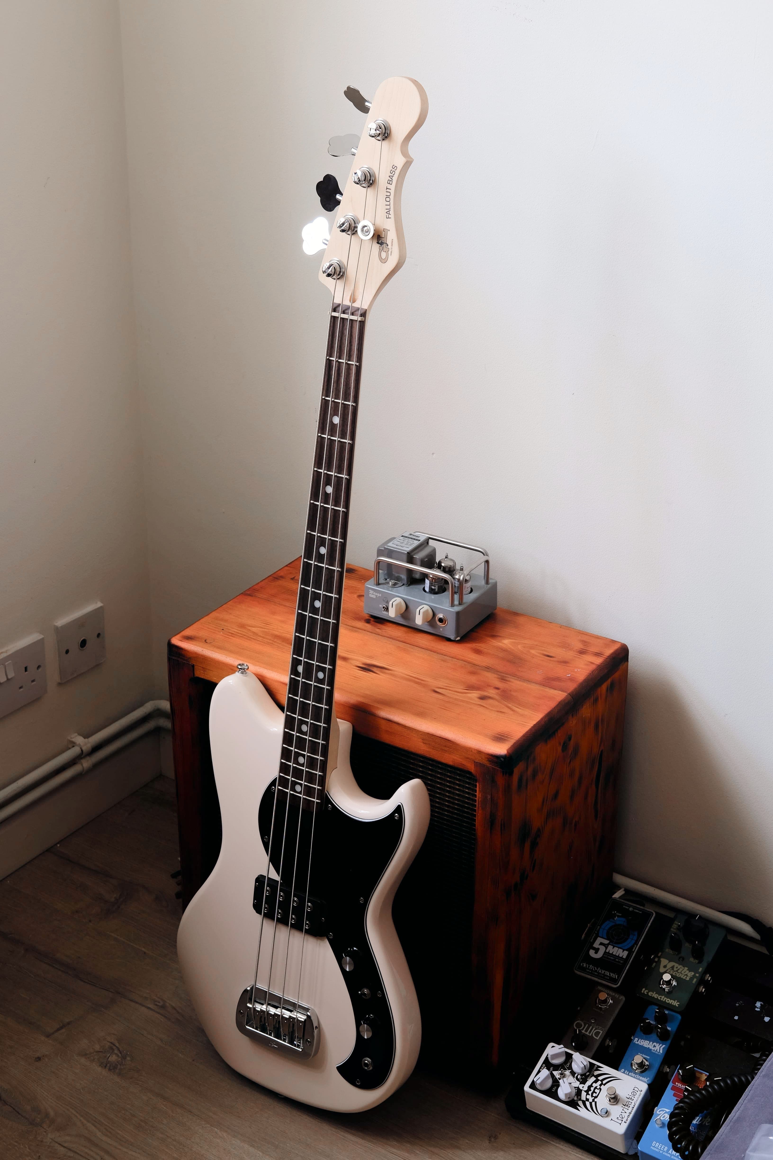 G&L Fallout Bass